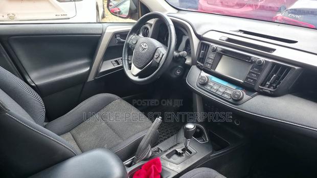 Toyota RAV4 XLE FWD (2.5L 4cyl 6A) 2017 Red photo 11