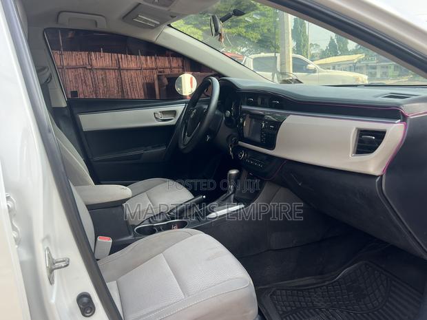 Toyota Corolla LE Eco 4dr Sedan (1.8L 4cyl CVT) 2015 White