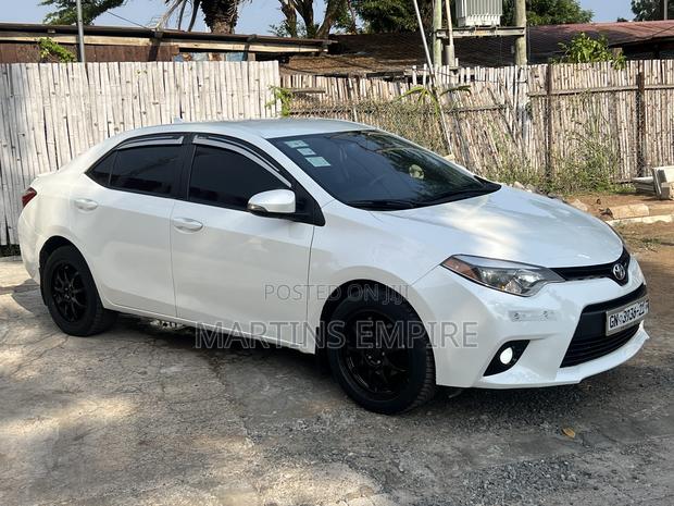 Toyota Corolla LE Eco 4dr Sedan (1.8L 4cyl CVT) 2015 White