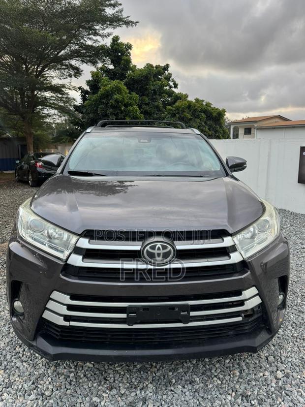 Toyota Highlander SE 4x4 V6 (3.5L 6cyl 8A) 2017 Gray