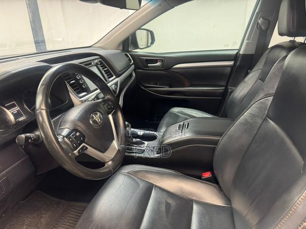 Toyota Highlander SE 4x4 V6 (3.5L 6cyl 8A) 2017 Gray