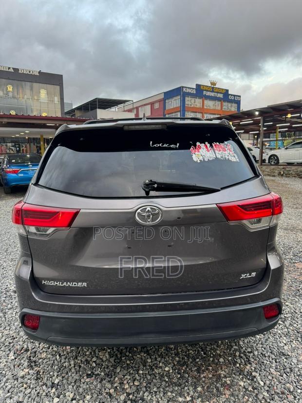 Toyota Highlander SE 4x4 V6 (3.5L 6cyl 8A) 2017 Gray