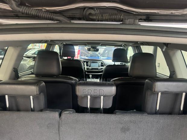 Toyota Highlander SE 4x4 V6 (3.5L 6cyl 8A) 2017 Gray