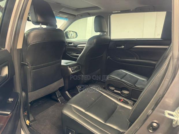 Toyota Highlander SE 4x4 V6 (3.5L 6cyl 8A) 2017 Gray