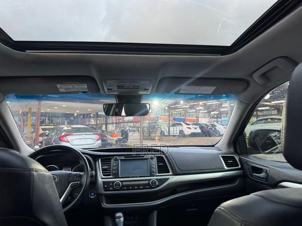 Toyota Highlander SE 4x4 V6 (3.5L 6cyl 8A) 2017 Gray