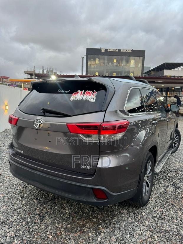 Toyota Highlander SE 4x4 V6 (3.5L 6cyl 8A) 2017 Gray