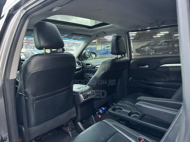 Toyota Highlander SE 4x4 V6 (3.5L 6cyl 8A) 2017 Gray