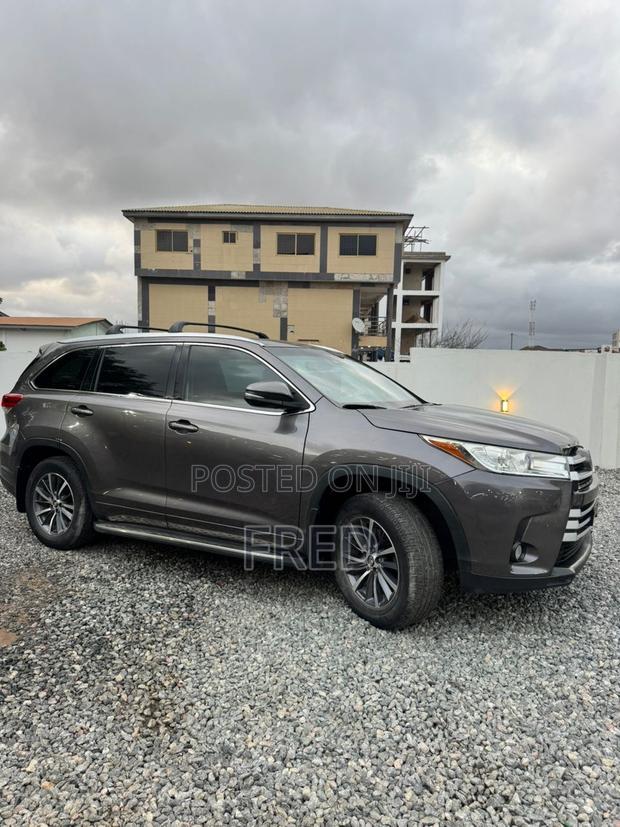 Toyota Highlander SE 4x4 V6 (3.5L 6cyl 8A) 2017 Gray