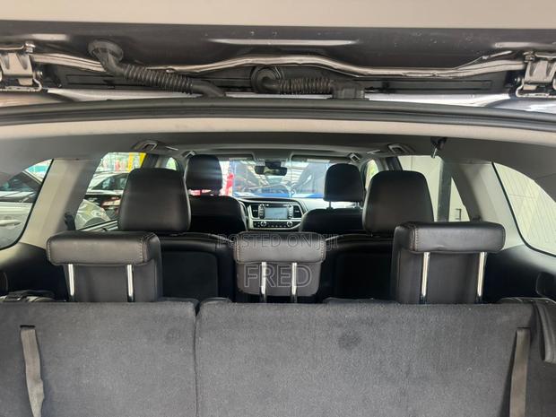 Toyota Highlander SE 4x4 V6 (3.5L 6cyl 8A) 2017 Gray