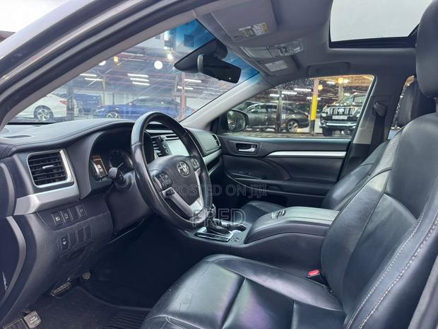 Toyota Highlander SE 4x4 V6 (3.5L 6cyl 8A) 2017 Gray