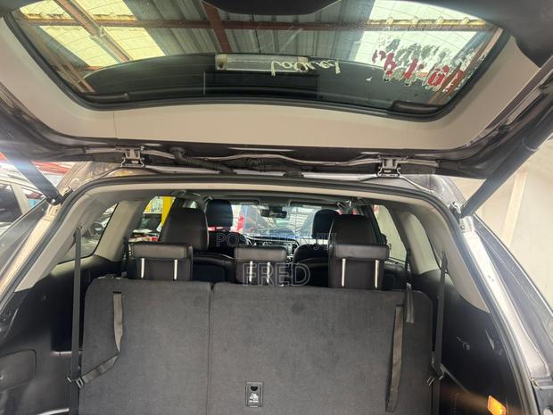 Toyota Highlander SE 4x4 V6 (3.5L 6cyl 8A) 2017 Gray