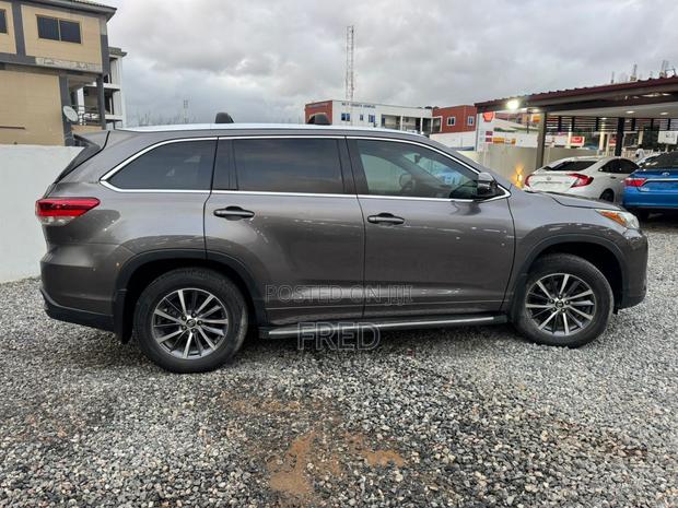 Toyota Highlander SE 4x4 V6 (3.5L 6cyl 8A) 2017 Gray