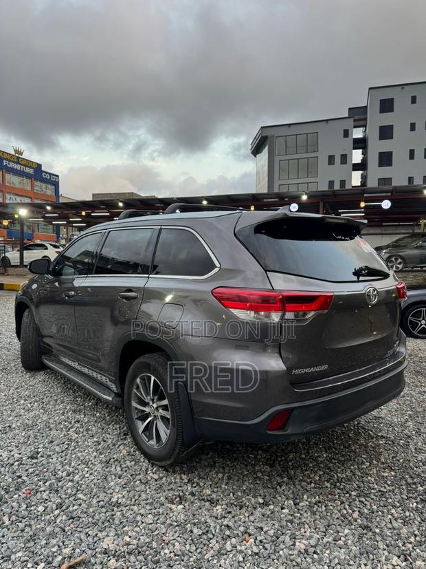 Toyota Highlander SE 4x4 V6 (3.5L 6cyl 8A) 2017 Gray