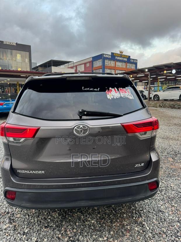 Toyota Highlander SE 4x4 V6 (3.5L 6cyl 8A) 2017 Gray