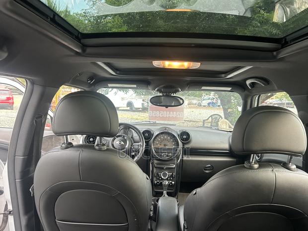 Mini Cooper 4dr Hatchback (1.5L 3cyl Turbo 6M) 2015 White