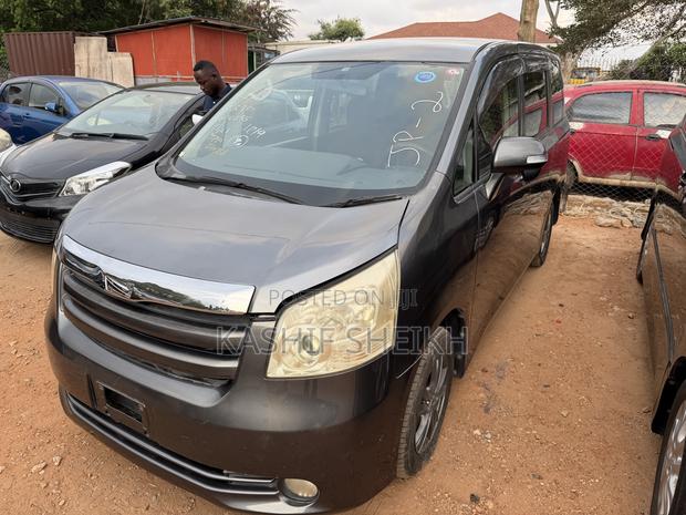 Toyota Noah 2.0 158hp FWD (8 Seater) 2010 Gray