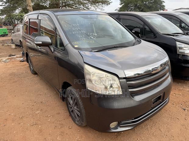 Toyota Noah 2.0 158hp FWD (8 Seater) 2010 Gray