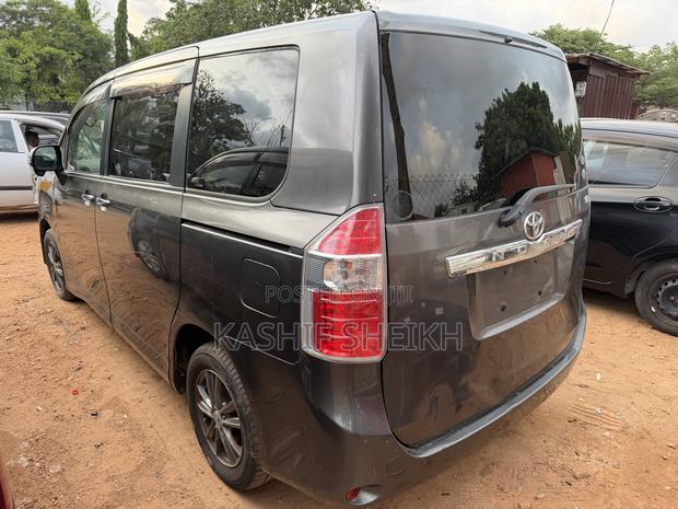 Toyota Noah 2.0 158hp FWD (8 Seater) 2010 Gray
