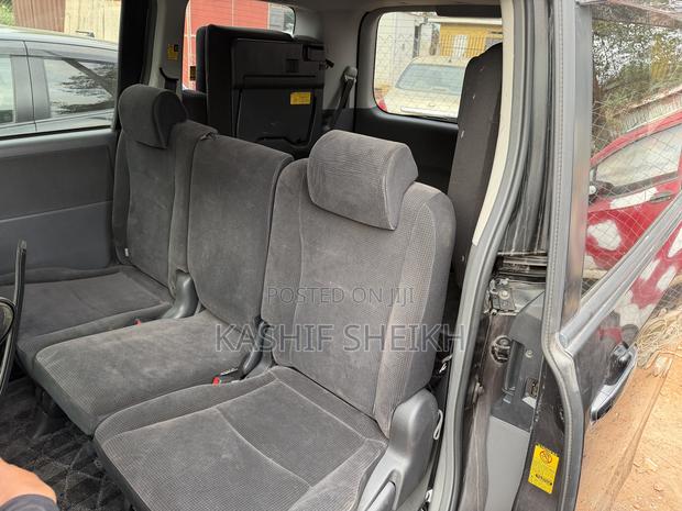 Toyota Noah 2.0 158hp FWD (8 Seater) 2010 Gray