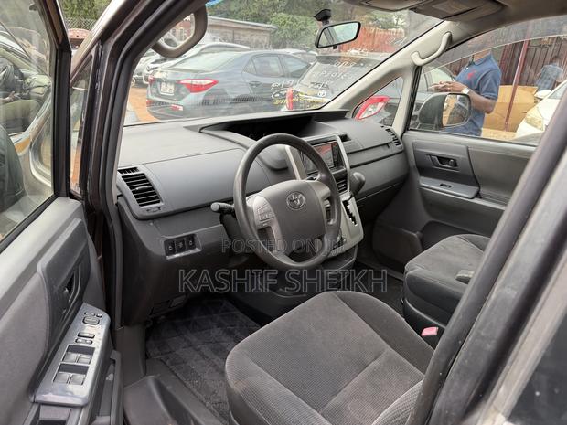 Toyota Noah 2.0 158hp FWD (8 Seater) 2010 Gray