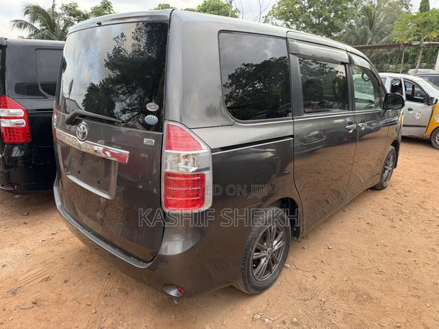 Toyota Noah 2.0 158hp FWD (8 Seater) 2010 Gray