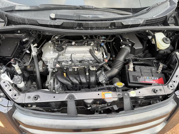 Toyota Noah 2.0 158hp FWD (8 Seater) 2010 Gray