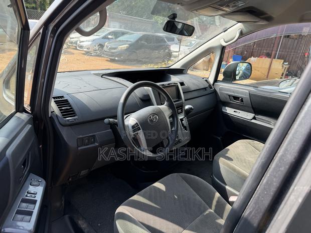 Toyota Noah 2.0 158hp FWD (8 Seater) 2011 Gray