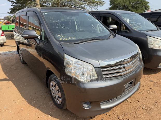 Toyota Noah 2.0 158hp FWD (8 Seater) 2011 Gray