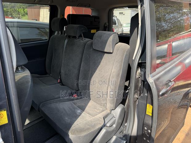 Toyota Noah 2.0 158hp FWD (8 Seater) 2011 Gray