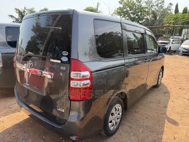 Toyota Noah 2.0 158hp FWD (8 Seater) 2011 Gray