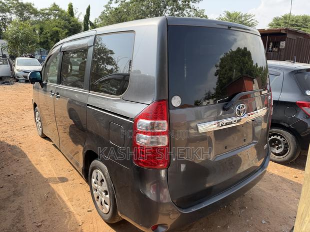 Toyota Noah 2.0 158hp FWD (8 Seater) 2011 Gray
