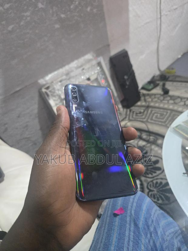 Samsung Galaxy A50 128 GB Black photo 3