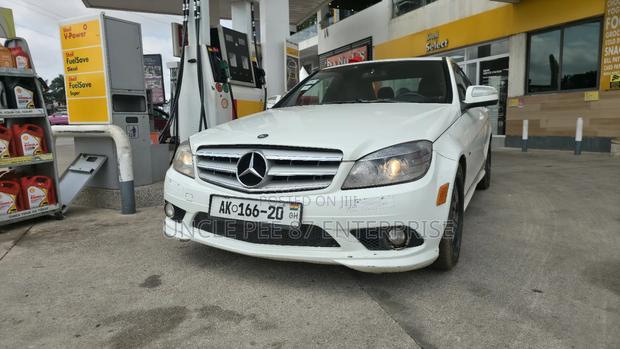 Mercedes-Benz C230 2012 White photo 2