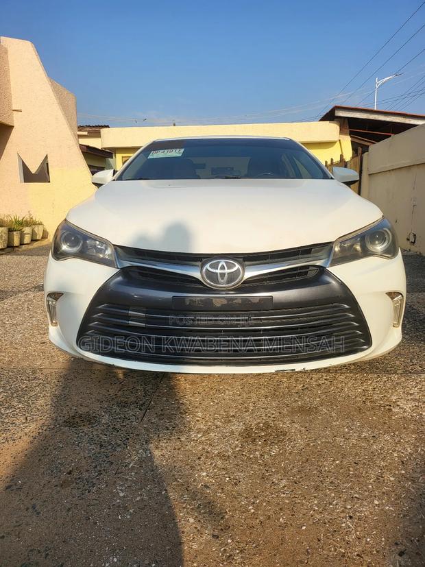 Toyota Camry SE 4dr Sedan (2.5L 4cyl 6A) 2017 White photo 3