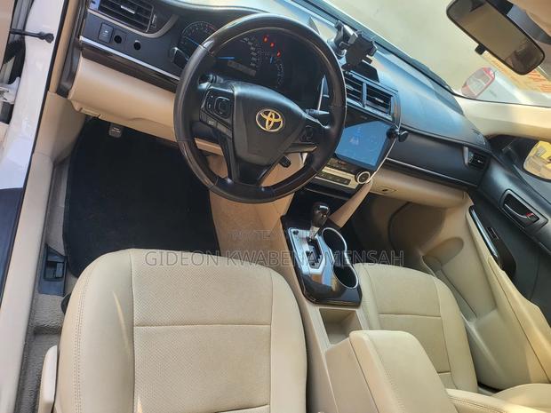Toyota Camry SE 4dr Sedan (2.5L 4cyl 6A) 2017 White photo 13