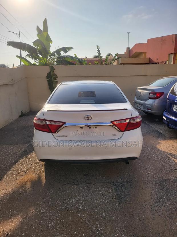 Toyota Camry SE 4dr Sedan (2.5L 4cyl 6A) 2017 White photo 4