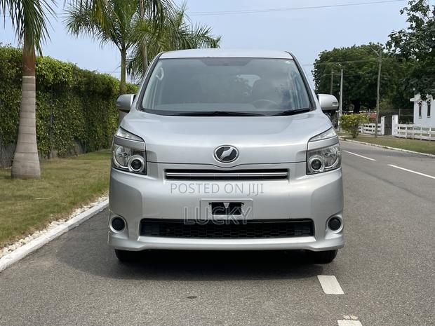 Toyota Voxy 2010 Silver