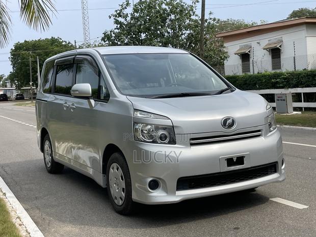 Toyota Voxy 2010 Silver