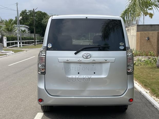 Toyota Voxy 2010 Silver