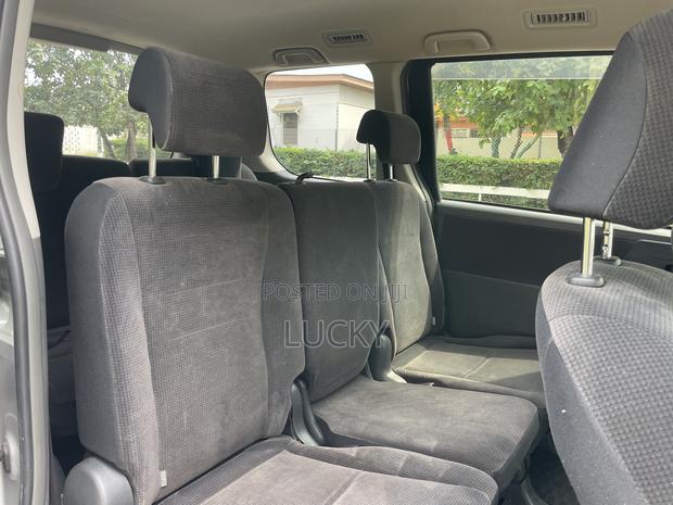 Toyota Voxy 2010 Silver