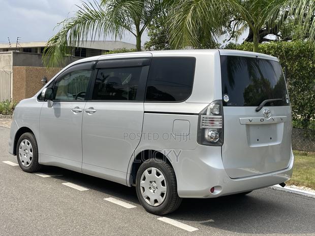 Toyota Voxy 2010 Silver
