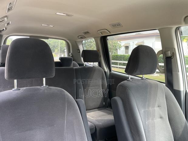 Toyota Voxy 2010 Silver