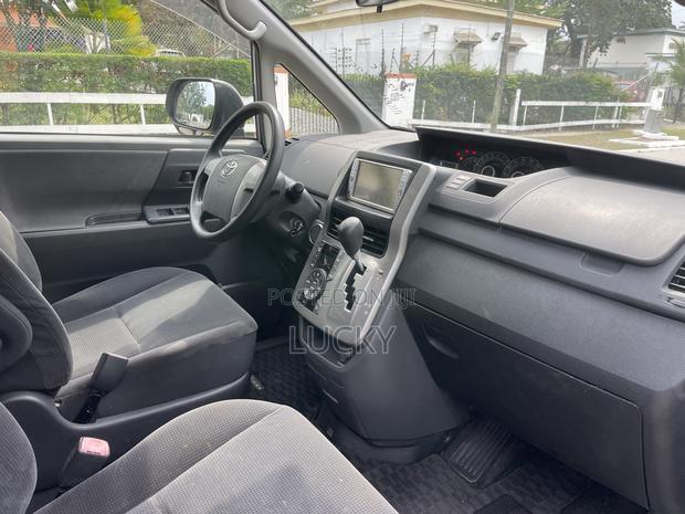 Toyota Voxy 2010 Silver