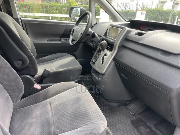 Toyota Voxy 2010 Silver