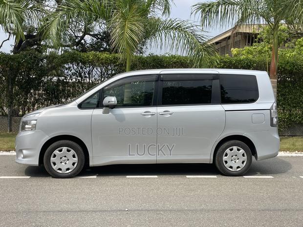 Toyota Voxy 2010 Silver