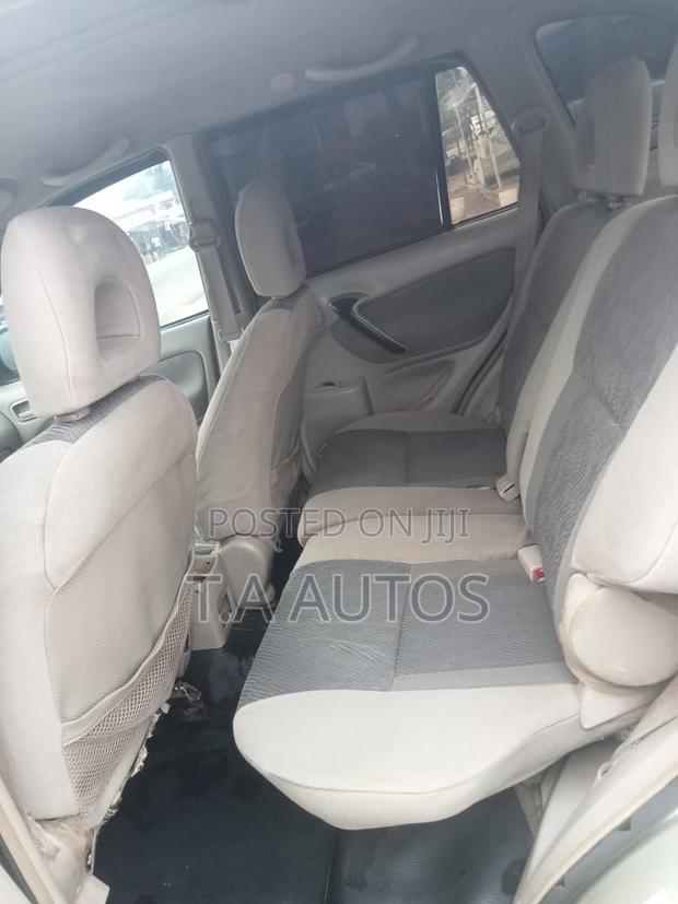 Toyota RAV4 2.0 2005 Gold