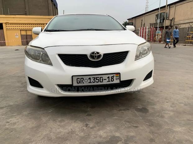 Toyota Corolla LE 4dr Sedan (1.8L 4cyl 4A) 2010 White photo 4