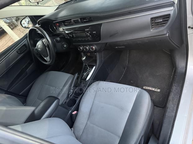 Toyota Corolla LE 4dr Sedan (1.8L 4cyl CVT) 2015 Silver photo 3