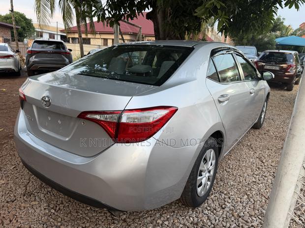 Toyota Corolla LE 4dr Sedan (1.8L 4cyl CVT) 2015 Silver photo 5
