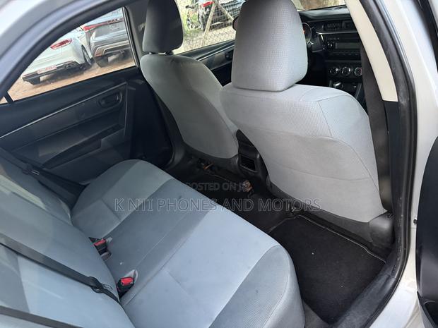 Toyota Corolla LE 4dr Sedan (1.8L 4cyl CVT) 2015 Silver photo 4